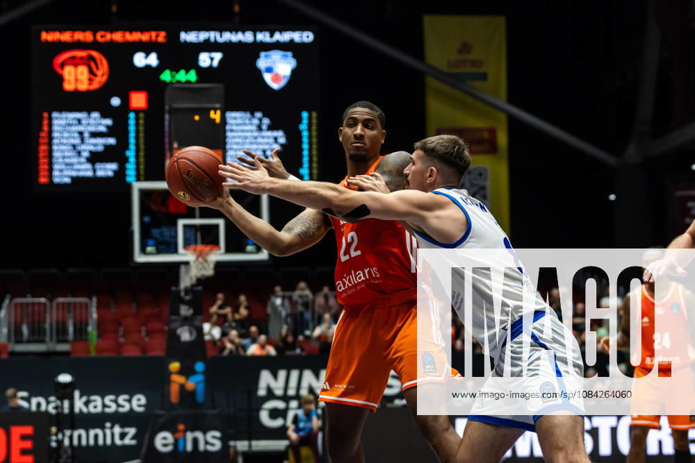 GER, BKT Eurocup, Basketball, Chemnitz, Niners Chemnitz - Neptunas Klaipeda Nighael Ceaser (Niners Chemnitz, 22), Mindaugas Girdziunas (Neptunas Klaipeda, 8) Chemnitz Messe Chemnitz Sachsen Deutschland
