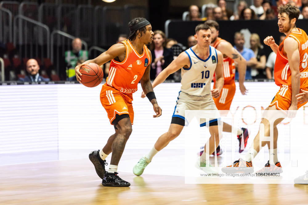 GER, BKT Eurocup, Basketball, Chemnitz, Niners Chemnitz - Neptunas Klaipeda Stefan Smith (Niners Chemnitz, 2), Elvar Fridriksson (Neptunas Klaipeda, 10) Chemnitz Messe Chemnitz Sachsen Deutschland