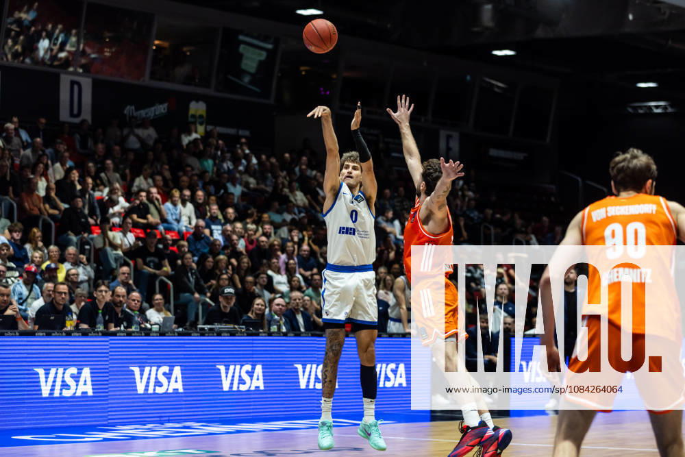 GER, BKT Eurocup, Basketball, Chemnitz, Niners Chemnitz - Neptunas Klaipeda Henri Drell (Neptunas Klaipeda, 0), Ben Burnham (Niners Chemnitz, 25) Chemnitz Messe Chemnitz Sachsen Deutschland