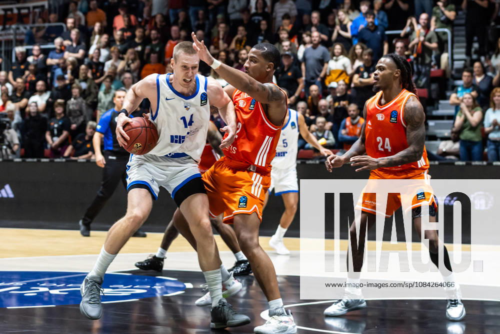 GER, BKT Eurocup, Basketball, Chemnitz, Niners Chemnitz - Neptunas Klaipeda Martynas Echodas (Neptunas Klaipeda, 14), Nighael Ceaser (Niners Chemnitz, 22) Chemnitz Messe Chemnitz Sachsen Deutschland