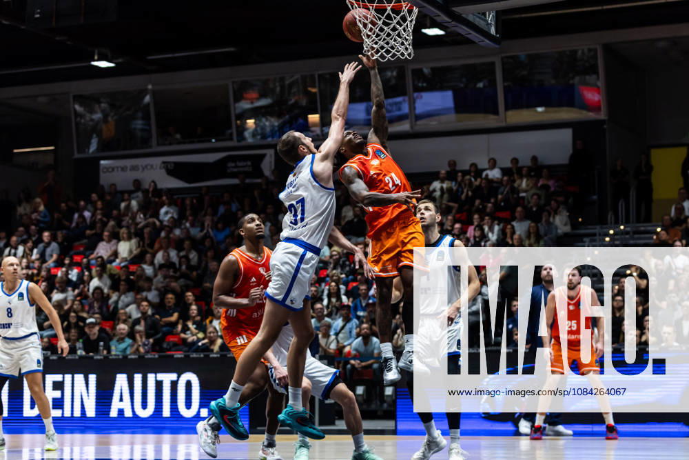 GER, BKT Eurocup, Basketball, Chemnitz, Niners Chemnitz - Neptunas Klaipeda Einaras Tubutis (Neptunas Klaipeda, 37), Cobe Williams (Niners Chemnitz, 24) Chemnitz Messe Chemnitz Sachsen Deutschland