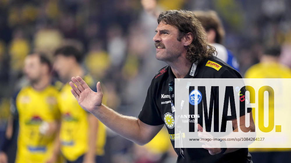 Sebastian Hinze (Trainer, Cheftrainer, ThSV), gibt Anweisungen, gestikuliert, mit den Armen gestikulieren, Einzelbild, Einzelfoto, Aktion, Action, 08.10.2026, Mannheim (Deutschland), Handball, Bundesliga, Rhein-Neckar Löwen - ThSV Eisenach