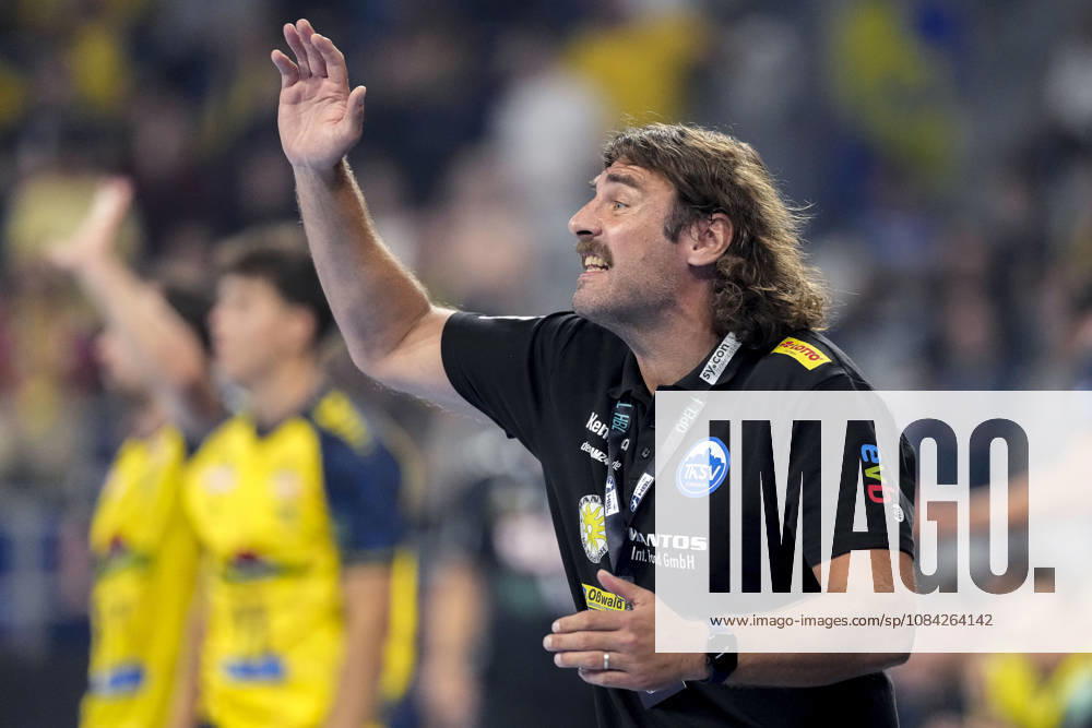 Sebastian Hinze (Trainer, Cheftrainer, ThSV), gibt Anweisungen, gestikuliert, mit den Armen gestikulieren, Einzelbild, Einzelfoto, Aktion, Action, 08.10.2026, Mannheim (Deutschland), Handball, Bundesliga, Rhein-Neckar Löwen - ThSV Eisenach