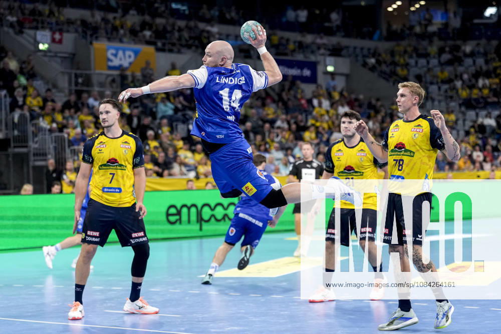 V.li.: Robert Timmermeister (RNL, 7), Peter Walz (ThSV, 14) am Ball, Aron Seesing (RNL, 21), Edwin Aspenbäck (RNL, 78), beim Sprungwurf, Wurf, Torwurf, Action, Aktion, Spielszene, 08.10.2026, Mannheim (Deutschland), Handball, Bundesliga, Rhein-Neckar Löwen - ThSV Eisenach