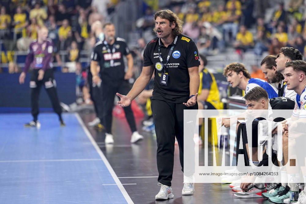 Sebastian Hinze (Trainer, Cheftrainer, ThSV), gibt Anweisungen, gestikuliert, mit den Armen gestikulieren, Freisteller, Ganzkörper, Einzelbild, Einzelfoto, Aktion, Action, am Spielfeldrand, an der Seitenauslinie, 08.10.2026, Mannheim (Deutschland), Handball, Bundesliga, Rhein-Neckar Löwen - ThSV Eisenach