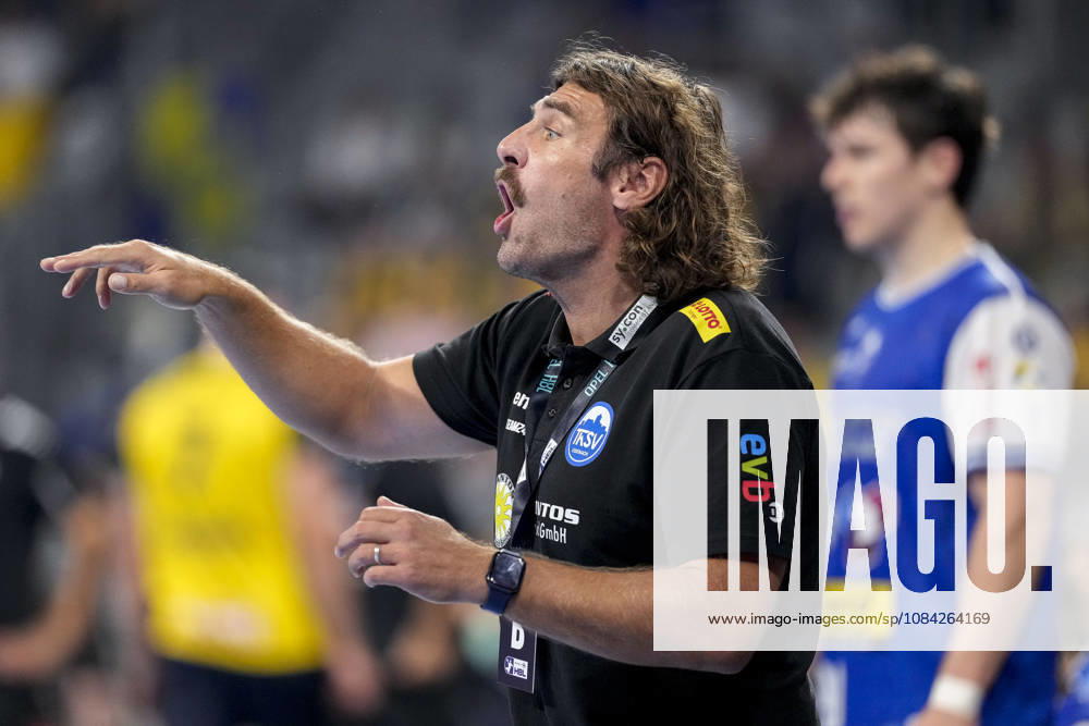 Sebastian Hinze (Trainer, Cheftrainer, ThSV), gibt Anweisungen, gestikuliert, mit den Armen gestikulieren, Einzelbild, Einzelfoto, Aktion, Action, 08.10.2026, Mannheim (Deutschland), Handball, Bundesliga, Rhein-Neckar Löwen - ThSV Eisenach