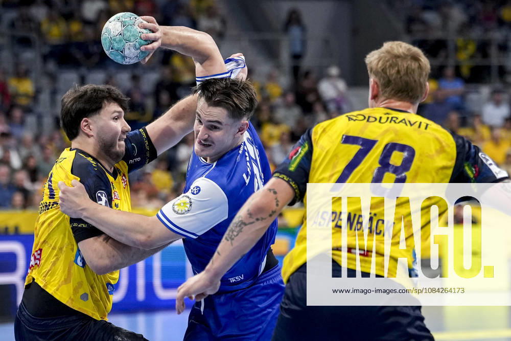 V.li.: Aron Seesing (RNL, 21), Felix Aellen (ThSV, 22), Edwin Aspenbäck (RNL, 78), Zweikampf, Spielszene, Duell, duel, tackle, tackling, Dynamik, Action, Aktion, 08.10.2026, Mannheim (Deutschland), Handball, Bundesliga, Rhein-Neckar Löwen - ThSV Eisenach