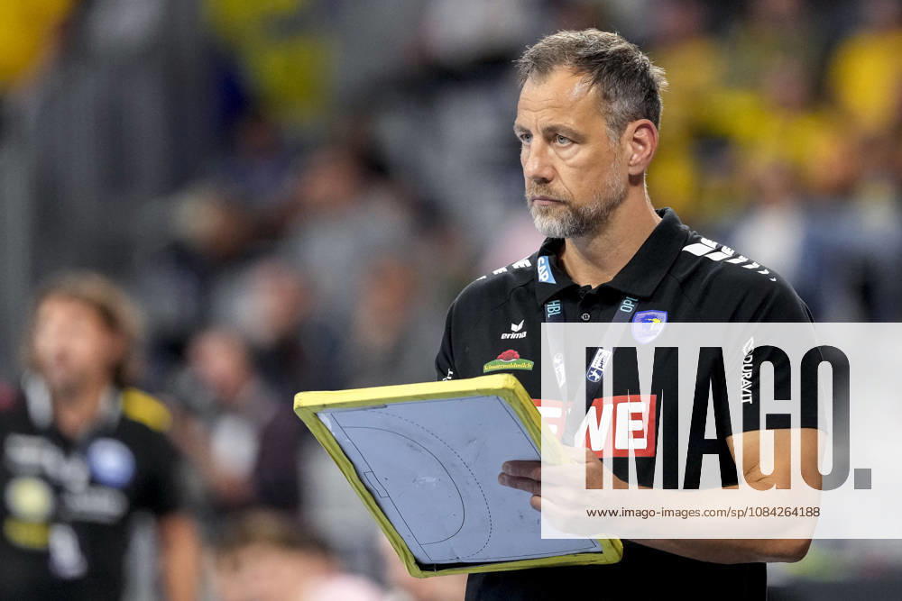 Maik Machulla (Trainer, Cheftrainer, RNL) mit Taktiktafel, Einzelbild, Einzelfoto, Aktion, Action, 08.10.2026, Mannheim (Deutschland), Handball, Bundesliga, Rhein-Neckar Löwen - ThSV Eisenach