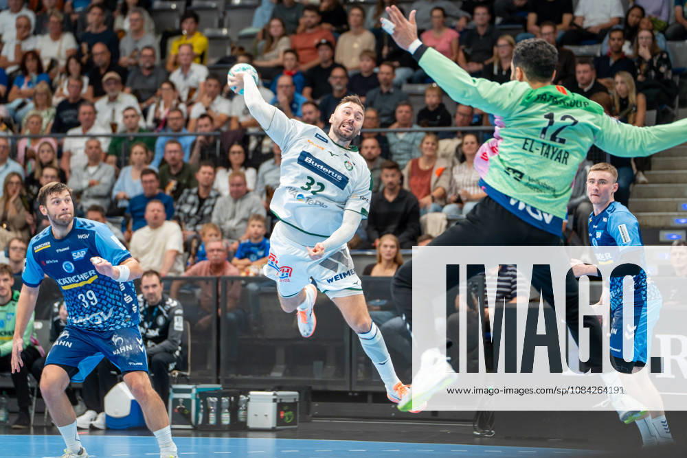 Handball I Herren I Saison 2026-2027 I Bundesliga I 8. Spieltag I TVB Stuttgart - HSG Wetzlar I 08.10.2026 Nikolaj Laeso Läso Läsö Laesö (32, HSG Wetzlar) im Wurf gegen Mohamed El-Tayar (12, TVB Stuttgart) Stuttgart Porsche Arena Baden-Württemberg Deutschland