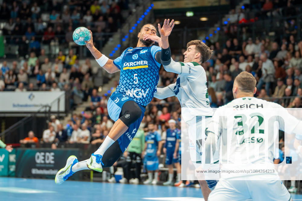 Handball I Herren I Saison 2026-2027 I Bundesliga I 8. Spieltag I TVB Stuttgart - HSG Wetzlar I 08.10.2026 Philipp Ahouansou (5, TVB Stuttgart) im Wurf verteidigt von Marti Soler Biescas (23, HSG Wetzlar) mit Hand im Gesicht, Foul Stuttgart Porsche Arena Baden-Württemberg Deutschland
