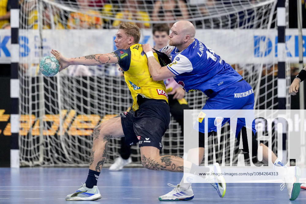 V.li.: Edwin Aspenbäck (RNL, 78), Peter Walz (ThSV, 14), Zweikampf, Spielszene, Duell, duel, tackle, tackling, Dynamik, Action, Aktion, 08.10.2026, Mannheim (Deutschland), Handball, Bundesliga, Rhein-Neckar Löwen - ThSV Eisenach