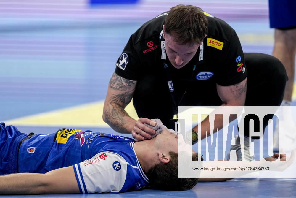 Vukasin Antonijevic (ThSV, 41) muss behandelt werden, verletzt, Verletzung, Verletzungspause, Action, Aktion, Spielszene, 08.10.2026, Mannheim (Deutschland), Handball, Bundesliga, Rhein-Neckar Löwen - ThSV Eisenach