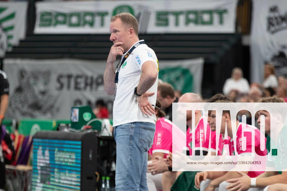 Handball, HBL2: SC DHfK Leipzig - TuS N-Lübbecke; 08.10.2026 Cheftrainer Frank Carstens (SC DHfK Leipzig) nachdenklich. Handball, 2. Bundesliga, Saison 2026 2027, 7. Spieltag: SC DHfK Leipzig vs. TuS N-Lübbecke am 08.10.2026 in der Quarterback Immobilien Arena Leipzig.