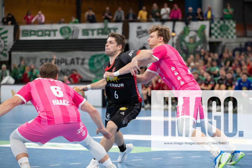 Handball, HBL2: SC DHfK Leipzig - TuS N-Lübbecke; 08.10.2026 Manuel Hörr (6, TuS N-Lübbecke) wird von Tim Hertzfeld (72, SC DHfK Leipzig) attackiert. Handball, 2. Bundesliga, Saison 2026 2027, 7. Spieltag: SC DHfK Leipzig vs. TuS N-Lübbecke am 08.10.2026 in der Quarterback Immobilien Arena Leipzig.