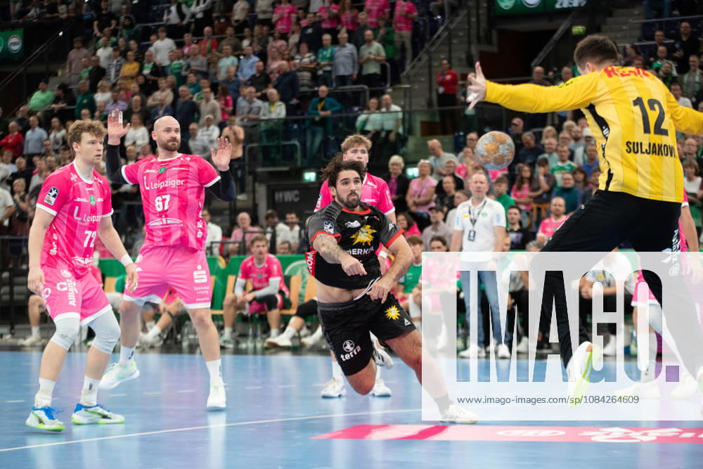 Handball, HBL2: SC DHfK Leipzig - TuS N-Lübbecke; 08.10.2026 Max Santos (4, TuS N-Lübbecke) mit einem Wurf gegen Torwart Anadin Suljakovic (12, SC DHfK Leipzig). Handball, 2. Bundesliga, Saison 2026 2027, 7. Spieltag: SC DHfK Leipzig vs. TuS N-Lübbecke am 08.10.2026 in der Quarterback Immobilien Arena Leipzig.