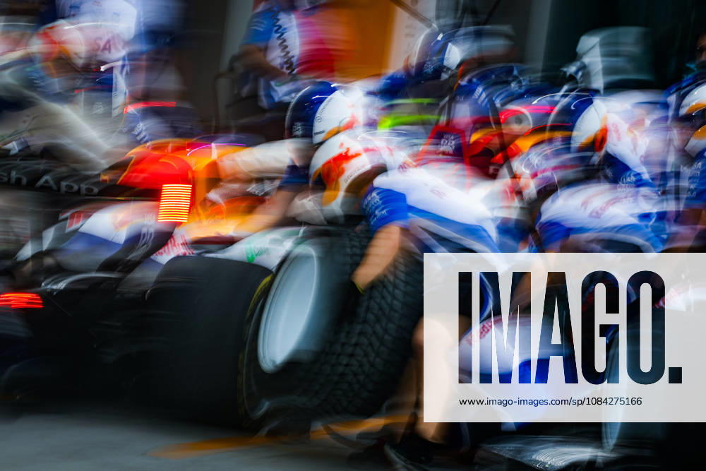 F1 - SINGAPORE GRAND PRIX 2026 41 LINDBLAD Arvid (gbr), Visa Cash App RB F1 Team VCARB03, action pitstop during the 2026 Formula 1 Singapore Grand Prix, 17th round of the 2026 Formula One World Championship, WM, Weltmeisterschaft from October 9 to 11, 2026 on the Marina Bay Street Circuit, in Singapore, Singapore - SingaporeSingapore