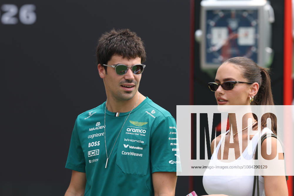 FORMULE 1 : Grand Prix de Singapour - 09 10 2026 18 Lance Stroll (CAN) Aston Martin Aramco Formula One Team (GBR) Aston Martin AMR26 Honda with girlfriend Yael Shelbia during the 2026 Formula Singapore Grand Prix, 17th round of the 2026 Formula 1 World Championship, WM, Weltmeisterschaft taking place from October 09 to 11, 2026 on the Marina Bay Street circuit, in Singapore (SGP) Copyright Philippe Nanchino MPS Agency SINGAPORESingapore