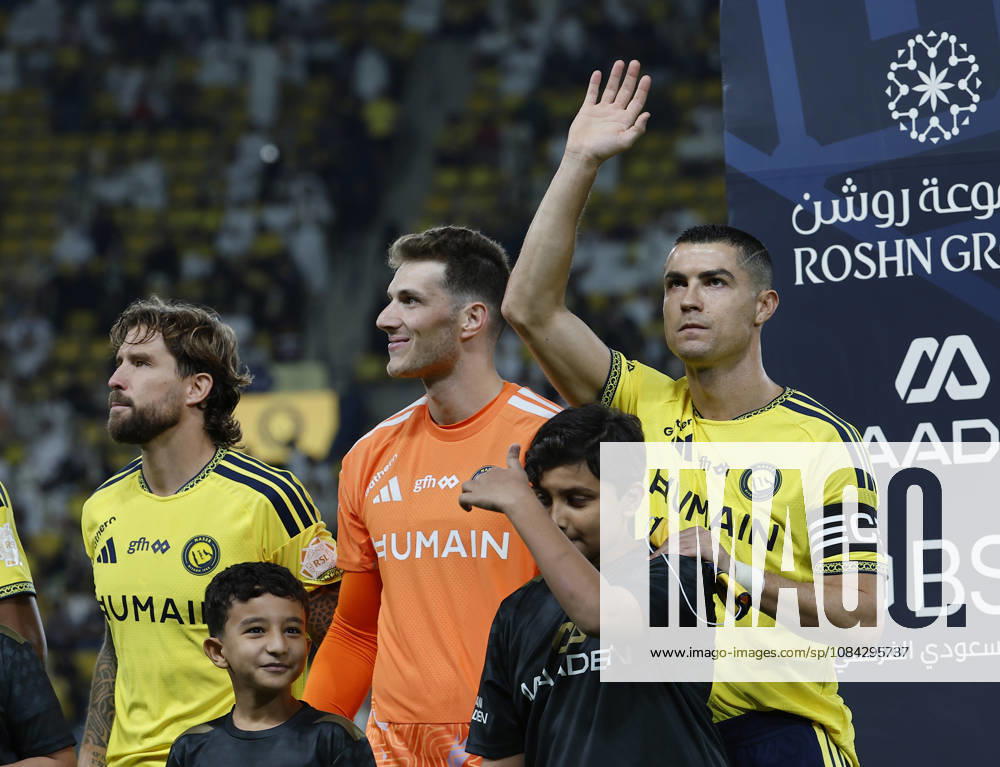 Al Nassr v Al Draih - Saudi Pro League RIYADH, SAUDI ARABIA - OCTOBER 9: Cristiano Ronaldo (R) of Al-Nassr greets the fans ahead of the Saudi Pro League (SPL) match between Al Nassr and Al Draih at the King Saud University Stadium in Riyadh, Saudi Arabia on October 9, 2026. Mohammed Saad Anadolu Riyadh Saudi Arabia. Editorial use only. Please get in touch for any other usage.
