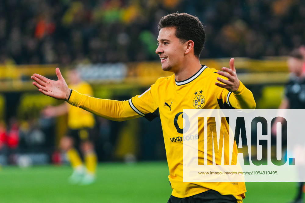 Fussball 1.Bundesliga, Borussia Dortmund - SV Werder Bremen v.l. Konstantinos Karetsas (19, Dortmund) gestikuliert mit offenen Armen Dortmund