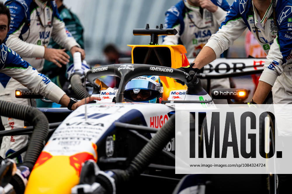 F1 - SINGAPORE GRAND PRIX 2026 41 LINDBLAD Arvid (gbr), Visa Cash App RB F1 Team VCARB03, action during the 2026 Formula 1 Singapore Grand Prix, 17th round of the 2026 Formula One World Championship, WM, Weltmeisterschaft from October 9 to 11, 2026 on the Marina Bay Street Circuit, in Singapore, Singapore - SingaporeSingapore
