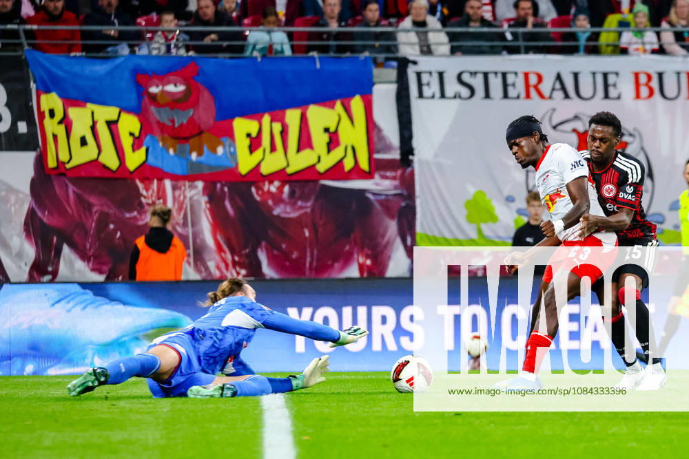 Maarten Vandevoordt (RB Leipzig, 26) haelt Ball von Noel Aseko (Eintracht Frankfurt, 15), Castello Lukeba (RB Leipzig, 23) blockiert, GER, RB Leipzig vs. Eintracht Frankfurt, Fussball, 1. Bundesliga Herren, 5. Spieltag, Spielzeit 2026 2027, 10.10.2026 DFL regulations prohibit any use of photographs as image sequences and or quasi-video. GER, RB Leipzig vs. Eintracht Frankfurt, Fussball, 1. Bundesliga Herren, 5. Spieltag, Spielzeit 2026 2027, 10.10.2026 Leipzig