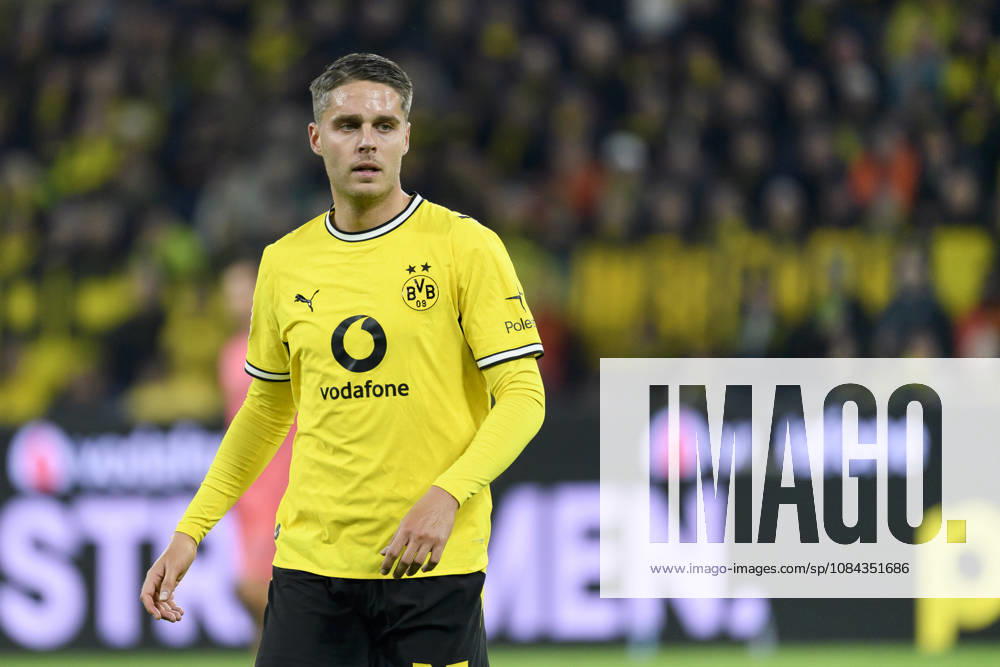 Joey Veerman (Borussia Dortmund) schaut waehrend des spiels der 1. Bundesliga zwischen Borussia Dortmund und SV Werder Bremen, Signal Iduna Park am 09. October 2026 in Dortmund, Deutschland. (Foto von Max Maiwald DeFodi Images) +++ Joey Veerman (Borussia Dortmund) looks on during the Bundesliga match between Borussia Dortmund and SV Werder Bremen at Signal Iduna Park on October 9, 2026 in Dortmund, Germany. (Photo by Max Maiwald DeFodi Images) DFB DFL REGULATIONS PROHIBIT ANY USE OF PHOTOGRAPHS AS IMAGE SEQUENCES AND OR QUASI-VIDEO. (Photo by Max Maiwald DeFodi Images) -