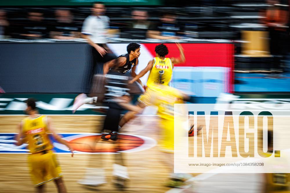 Eli Brooks (Gladiators Trier) im Laufduell mit Jack Kayil (Alba Berlin), Aktion Action Vet Concept Gladiators Trier vs Alba Berlin, Basketball, easyCredit BBL, 5. Spieltag, Saison 2026 2027, 10.10.2026 Vet Concept Gladiators Trier vs Alba Berlin, Basketball, easyCredit BBL, 5. Spieltag, Saison 2026 2027