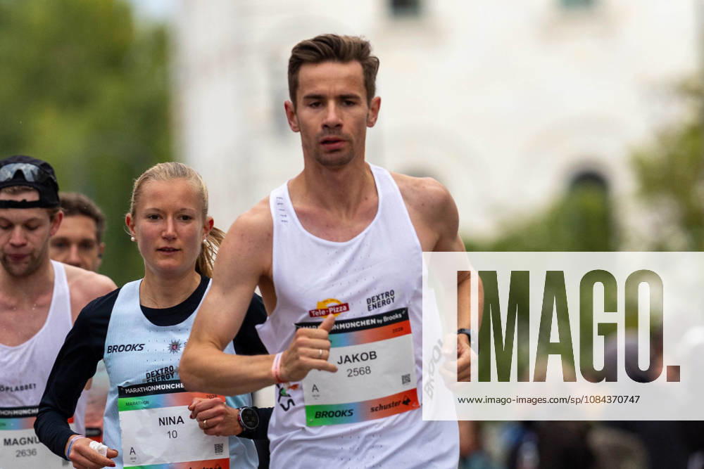 München Marathon 2026; München, 11.10.2026 Nina REUTER (GER Frankfurt Athletics) mit ihrem Tempomacher Jakob LANGE in Aktion während des München Marathons 2026; München