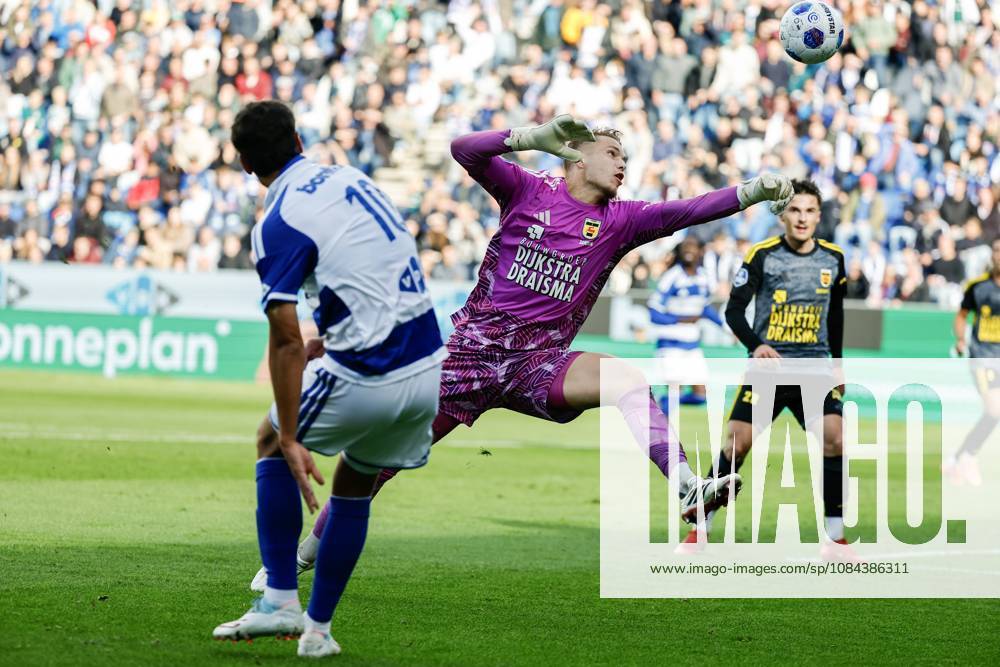 ZWOLLE - Koen Kostons of PEC Zwolle, SC Cambuur goalkeeper Thijs Jansen (lr) during the Dutch Eredivisie match between PEC Zwolle and Cambuur at the MAC3Park stadium on October 11, 2026 in Zwolle, the Netherlands. VINCENT JANNINK ANP Eredivisie 2026 27 ANPxSportx IVx 572129037 originalFilename: 572129037