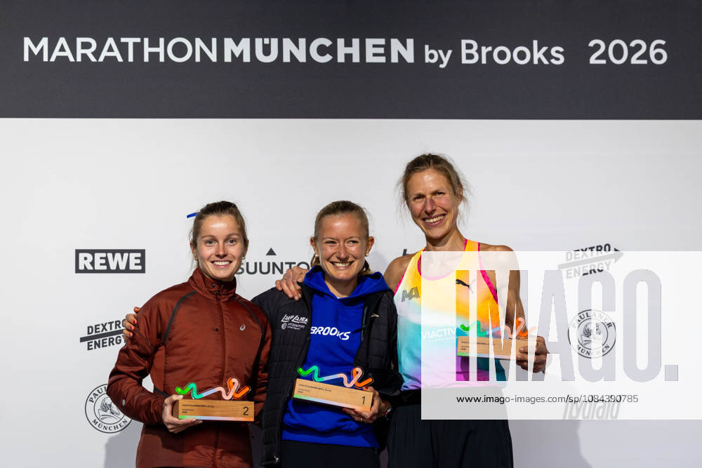 München Marathon 2026; München, 11.10.2026 Katharina SAATHOFF (GER Braunschweiger Laufclub),Nina REUTER (GER Frankfurt Athletics), Kirsten DE BAEY-RUZIN (GER Munich Athletics) bei der Siegerehrung des München Marathons 2026; München