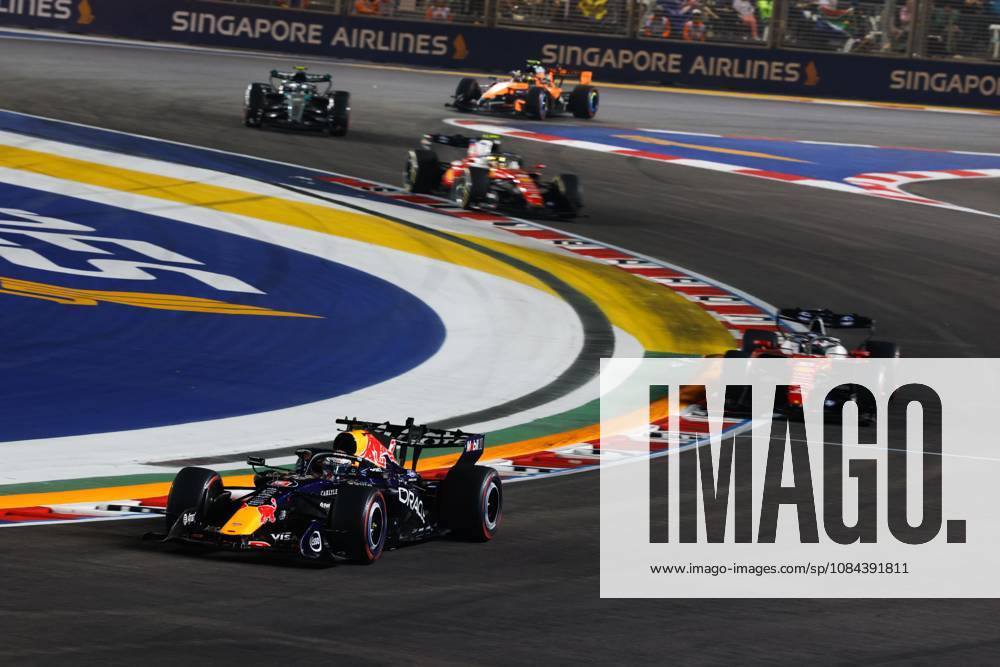 03 VERSTAPPEN Max (nld), Red Bull Racing Ford RB22, action Singapore 2026 81 PIASTRI Oscar (aus), McLaren F1 Team MCL40, action 01 NORRIS Lando (gbr), McLaren F1 Team MCL40, action Singapore 2026 Singapore