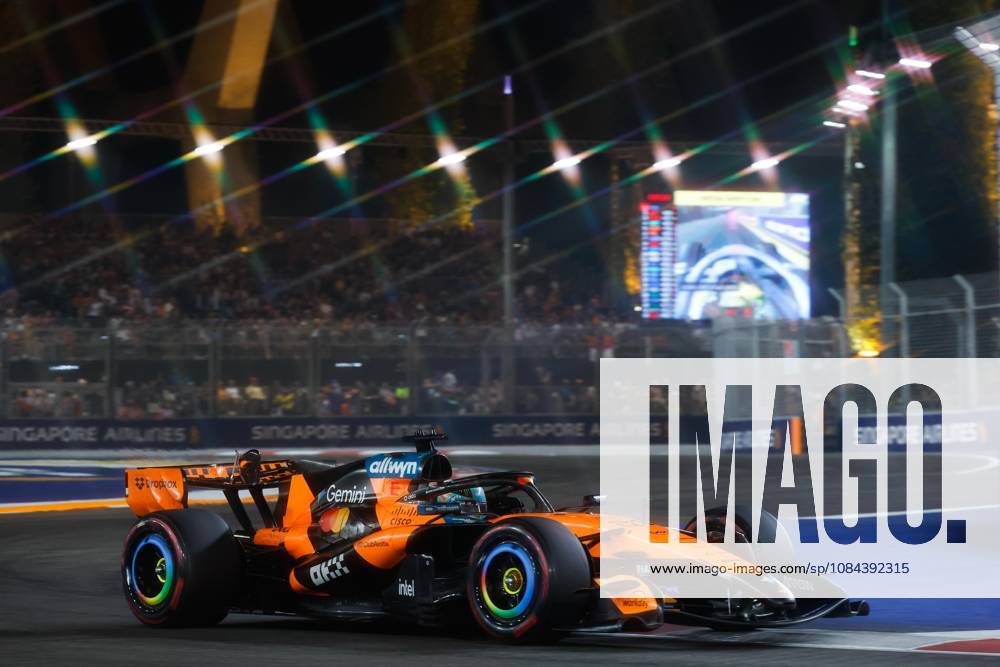 81 PIASTRI Oscar (aus), McLaren F1 Team MCL40, action Singapore 2026 81 PIASTRI Oscar (aus), McLaren F1 Team MCL40, action 01 NORRIS Lando (gbr), McLaren F1 Team MCL40, action Singapore 2026 Singapore