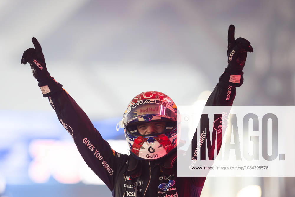 F1 - SINGAPORE GRAND PRIX 2026 VERSTAPPEN Max (nld), Red Bull Racing RB22, portrait, parc fermà celebration during the 2026 Formula 1 Singapore Grand Prix, 17th round of the 2026 Formula One World Championship, WM, Weltmeisterschaft from October 9 to 11, 2026 on the Marina Bay Street Circuit, in Singapore, Singapore - SingaporeSingapore
