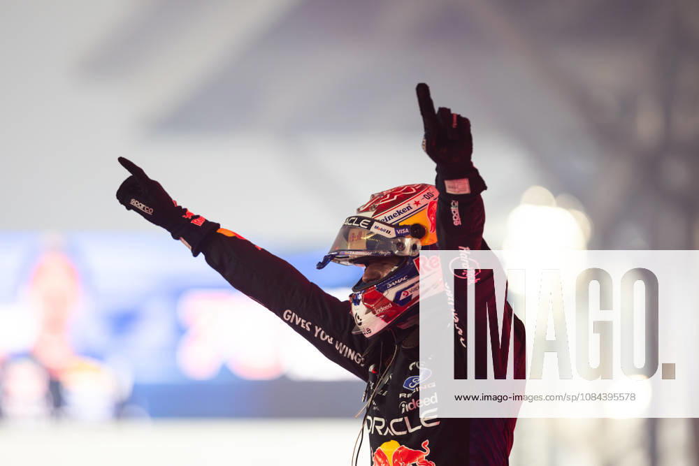 F1 - SINGAPORE GRAND PRIX 2026 VERSTAPPEN Max (nld), Red Bull Racing RB22, portrait, parc fermÃ celebration during the 2026 Formula 1 Singapore Grand Prix, 17th round of the 2026 Formula One World Championship, WM, Weltmeisterschaft from October 9 to 11, 2026 on the Marina Bay Street Circuit, in Singapore, Singapore - SingaporeSingapore