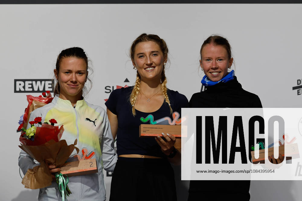 München Marathon 2026; München, 11.10.2026 Die drei erstplatzierten Frauen (v.l.n.r. Platz 2 Tereza HROCHOVÃ (CZE Munich Athletics), Siegerin Lisa REDLINGER (AUT TS Lustenau), Platz 3 Julie VOET (BEL) strahlen bei der Siegerehrung nach dem 10-km-Lauf im Rahmen des München Marathon 2026; München