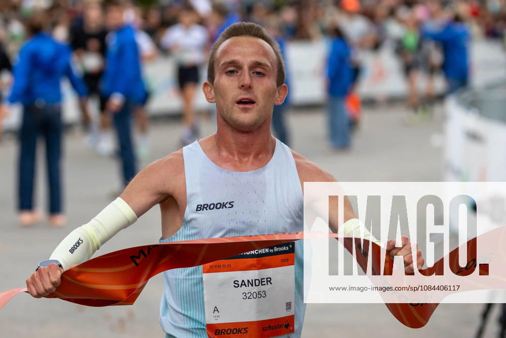 München Marathon 2026; München, 11.10.2026 Sander VERCAUTEREN (BEL Team Brooks), läuft in einer Zeit von 29:13 Minuten als Erstplatzierter durch das Zielband beim 10-km-Lauf im Rahmen des München Marathon 2026; München
