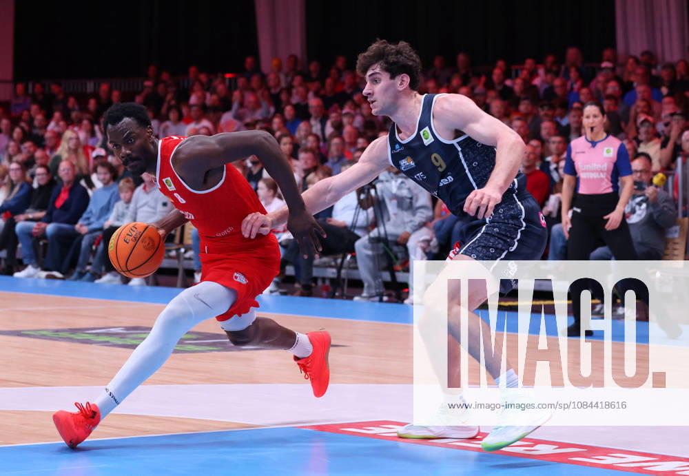 V.l. Nat Diallo (RheinStars Koeln 08), Dominic Parolin (Eisbaeren Bremerhaven 09) GER, RheinStars Koeln vs. Eisbaeren Bremerhaven, Basketball, ProA, 4. Spieltag, Spielzeit 2026 2027, 11.10.2026 GER, RheinStars Koeln vs. Eisbaeren Bremerhaven, Basketball, ProA, 4. Spieltag, Spielzeit 2026 2027, 11.10.2026 RheinStars Koeln