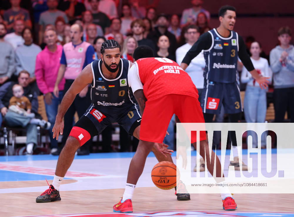 V.l. Tyreese Blunt (Eisbaeren Bremerhaven 00), Cedric Cezell Russell Jr (RheinStars Koeln 00), im Hintergrund Garai Zeeb (Eisbaeren Bremerhaven 03) GER, RheinStars Koeln vs. Eisbaeren Bremerhaven, Basketball, ProA, 4. Spieltag, Spielzeit 2026 2027, 11.10.2026 GER, RheinStars Koeln vs. Eisbaeren Bremerhaven, Basketball, ProA, 4. Spieltag, Spielzeit 2026 2027, 11.10.2026 RheinStars Koeln
