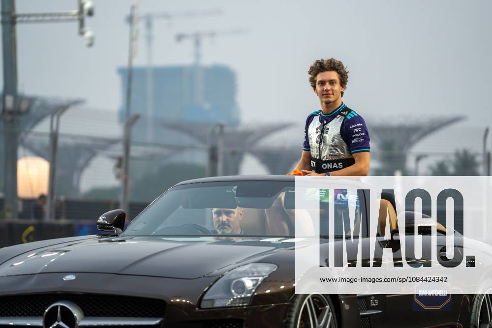 Andrea Kimi Antonelli (ITA) (Mercedes-AMG Petronas F1 Team) at the drivers parade before the race of the Formula 1 Singapore Grand Prix 2026 at the Marina Bay Street Circuit. Singapore Singapore - ZUMAs197 20261011_aaa_s197_107