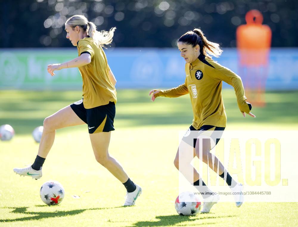 ZEIST - Jill Roord and DaniÃ«lle van de Donk during a training session of the Dutch women s football team in preparation for the World Cup qualifying match against Hungary. ROBIN VAN LONKHUIJSEN ANP ANPxSportx IVx 572228098 originalFilename: 572228098