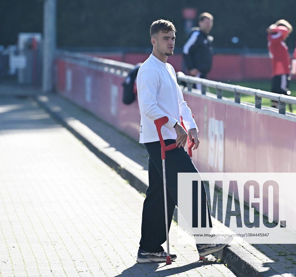 Fussball 1.Bundesliga, 1.FC Koeln . Training nach dem Rheinderby gegen Mönchengladbach. Thijs Dallinga ( 1.FC Köln ) auf Krücken am Trainingsplatz 1. Koeln