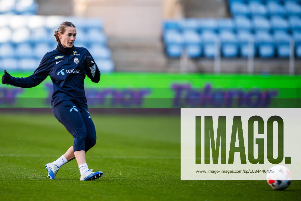 Elisabeth Terland of the Norwegian womens national football team during a training session on October 12, 2026 in Oslo. Photo: Marius Simensen BILDBYRAN Cop 238 bbeng dam fifa women s world cup qualifier football fotball fotboll norge norway practice soccer training trening träning