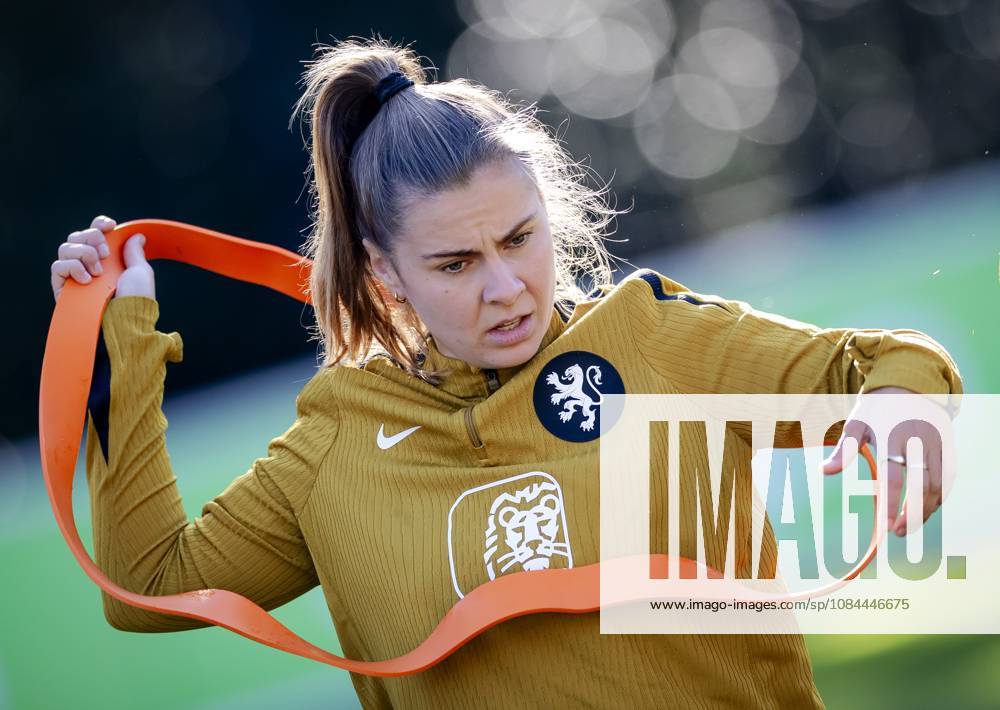 ZEIST - Victoria Pelova during a training session of the Dutch women s football team in preparation for the World Cup qualifying match against Hungary. ROBIN VAN LONKHUIJSEN ANP ANPxSportx IVx 572230021 originalFilename: 572230021