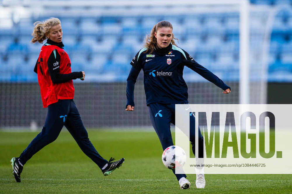 Signe Gaupset of the Norwegian womens national football team during a training session on October 12, 2026 in Oslo. Photo: Marius Simensen BILDBYRAN Cop 238 bbeng dam fifa women s world cup qualifier football fotball fotboll norge norway practice soccer training trening träning