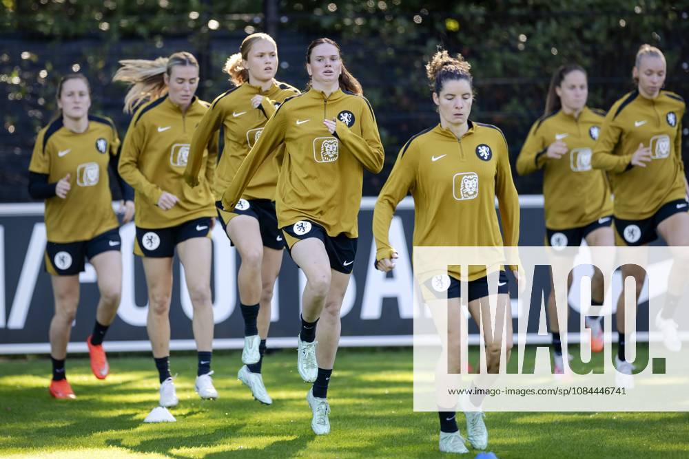 ZEIST - Wieke Kaptein, Jill Roord, Sophie Troost, Liz Rijsbergen and Dominique Janssen during a training session of the Dutch women s football team in preparation for the World Cup qualifying match against Hungary. ROBIN VAN LONKHUIJSEN ANP ANPxSportx IVx 572230228 originalFilename: 572230228