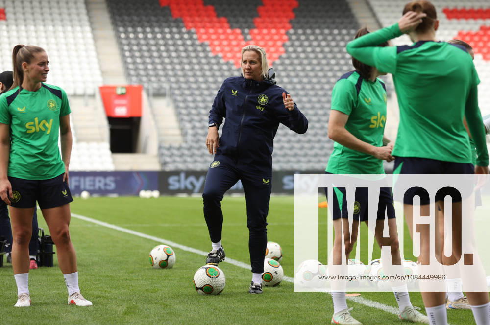 Republic of Ireland WNT Squad Training, SuperValu Pairc UiChaoimh, Cork 12 10 2026 Ireland head coach Carla Ward Carla Ward 12 10 2026