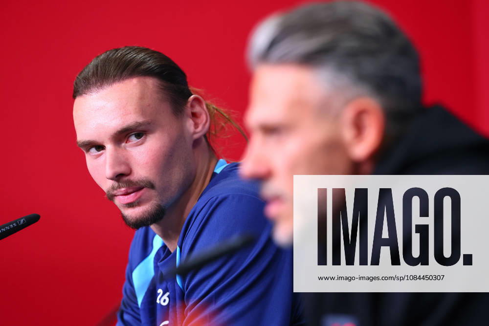 RB Leipzig - PK Champions League Leipzig, 12.10.2026, RB Akademie, UEFA Champions League , RB Leipzig - Pressekonferenz am Vortag von RB Leipzig v. PSV Eindhoven , Im Bild: Torwart Maarten Vandevoordt (26, RB Leipzig) mit Blick zu RB Trainer Martin Demichelis,. ,