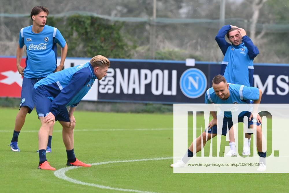 Foto IPP Felice De Martino Castel Volturno (Ce) 12 10 2026 Allenamento Napoli pre gara Champions League con il Villareal Nella foto: Stanislav Lobotka e Kevin De Bruyne Italy Photo Press World Copyright Castel Volturno italy ITALY