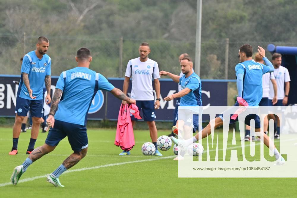 Foto IPP Felice De Martino Castel Volturno (Ce) 12 10 2026 Allenamento Napoli pre gara Champions League con il Villareal Nella foto: Stanislav Lobotka e Kevin De Bruyne Italy Photo Press World Copyright Castel Volturno italy ITALY