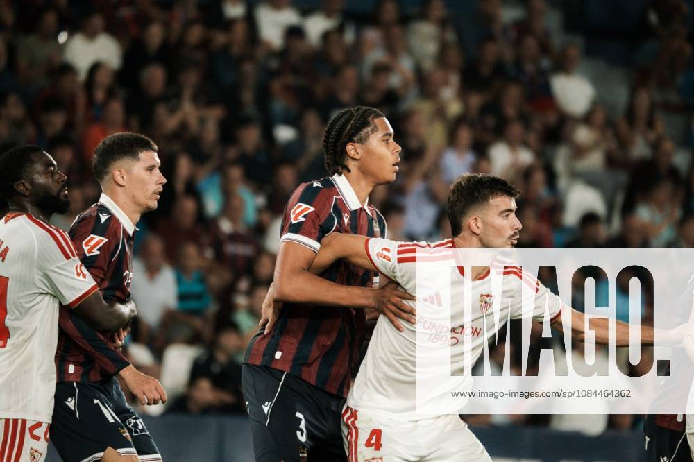 ESP: LaLiga EA Sports UD Levante v Sevilla FC Ifeanyi Ndukwe of Levante and Kike Salas of Sevilla during LaLiga EA Sports, between UD Levante v Sevilla CF played at Ciudad de Valencia Stadium in Valencia on October 12, 2026 in Spain; Valencia Spain Futbol